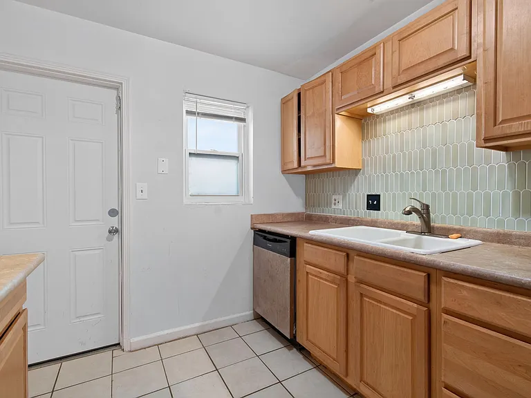 1524 NE 8th St — Photo 4