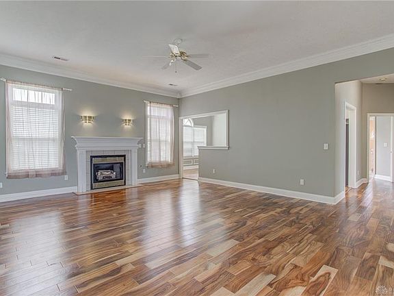 4th image of 2826 Parkwood Dr