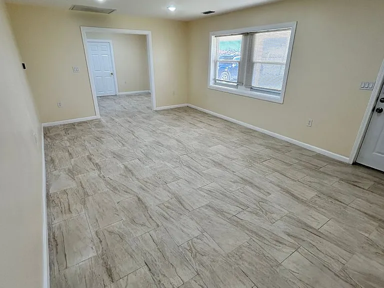 2433 Wakulla Ave — Photo 3