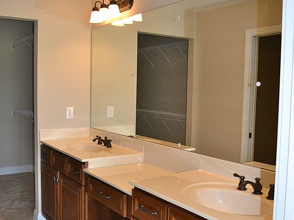 Master bath w/double vanity
