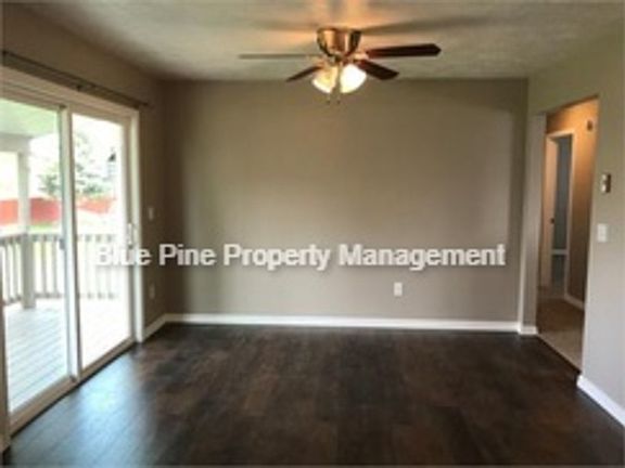 3rd image of 465 Lyn Ave
