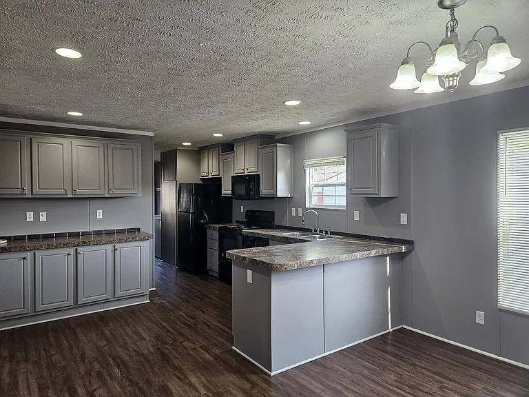 Kitchen/dining rooms