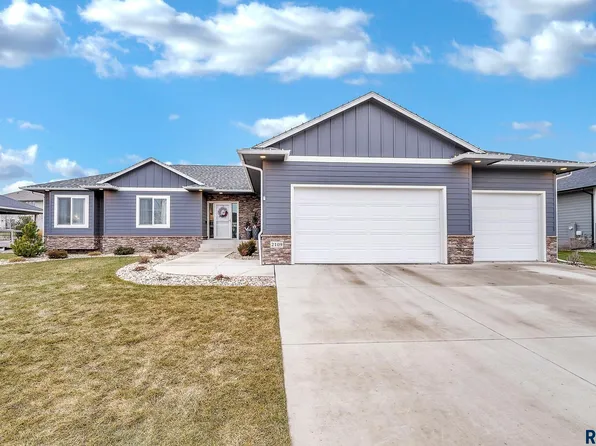 2109 S Meadowview Ave, Sioux Falls, SD 57110