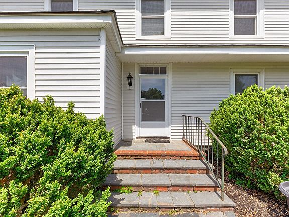 5th image of 28 Ridgeway Farm Ct