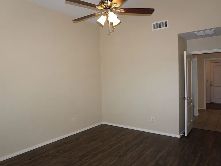 2201 S Saint Suzanne Dr — Photo 31