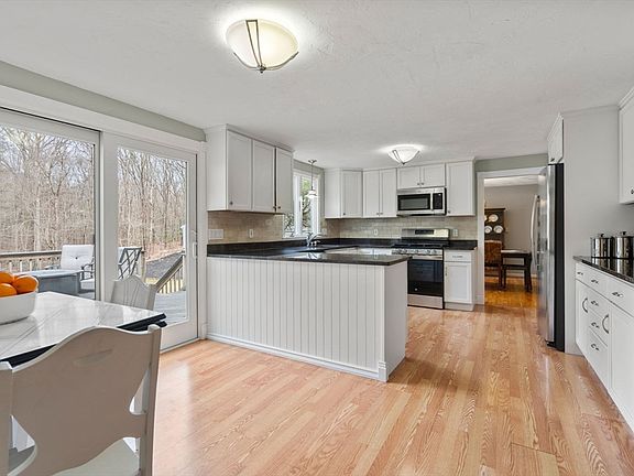 3rd image of 80 Oak Hill Dr