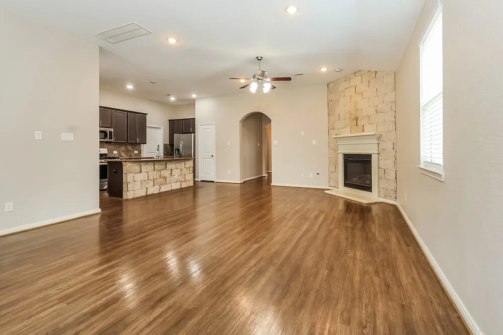 4 bed, 3.0 bath, 1849 sqft, $2,330 — Photo 4