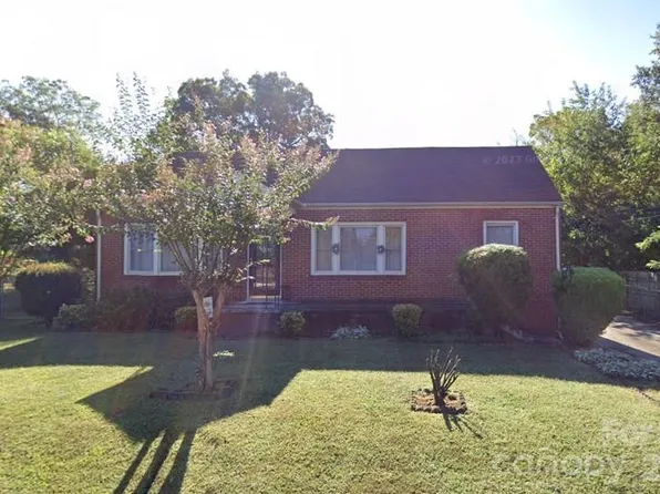 1050 3rd Street Dr NE, Hickory, NC 28601
