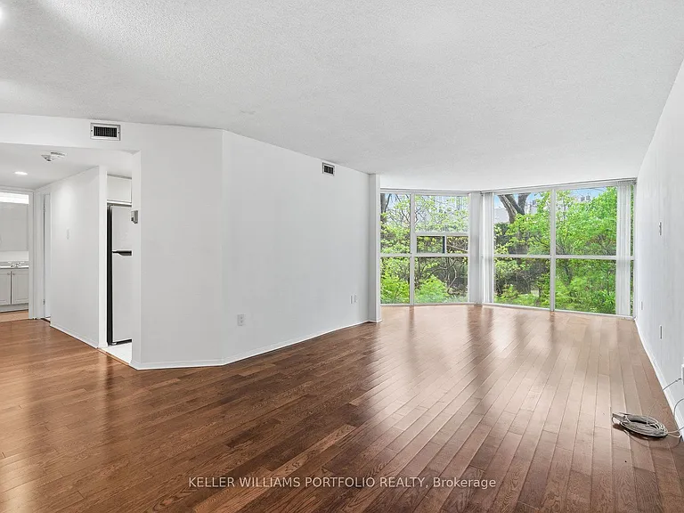 701 King St W #107 — Photo 4