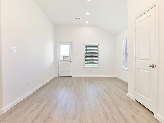 5th image of 2614 Chestnut Oak Cir