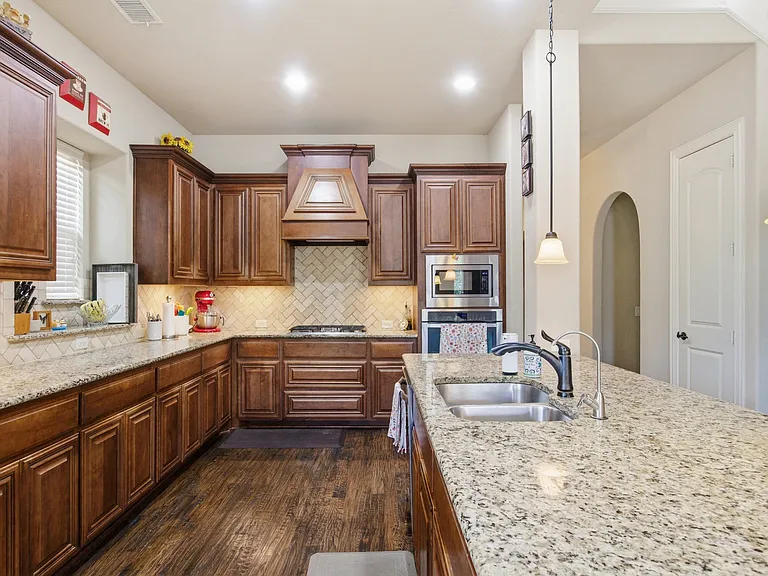 2304 Lynbridge Cir — Photo 14