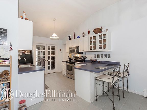 4th image of 12 Central Woods Ln