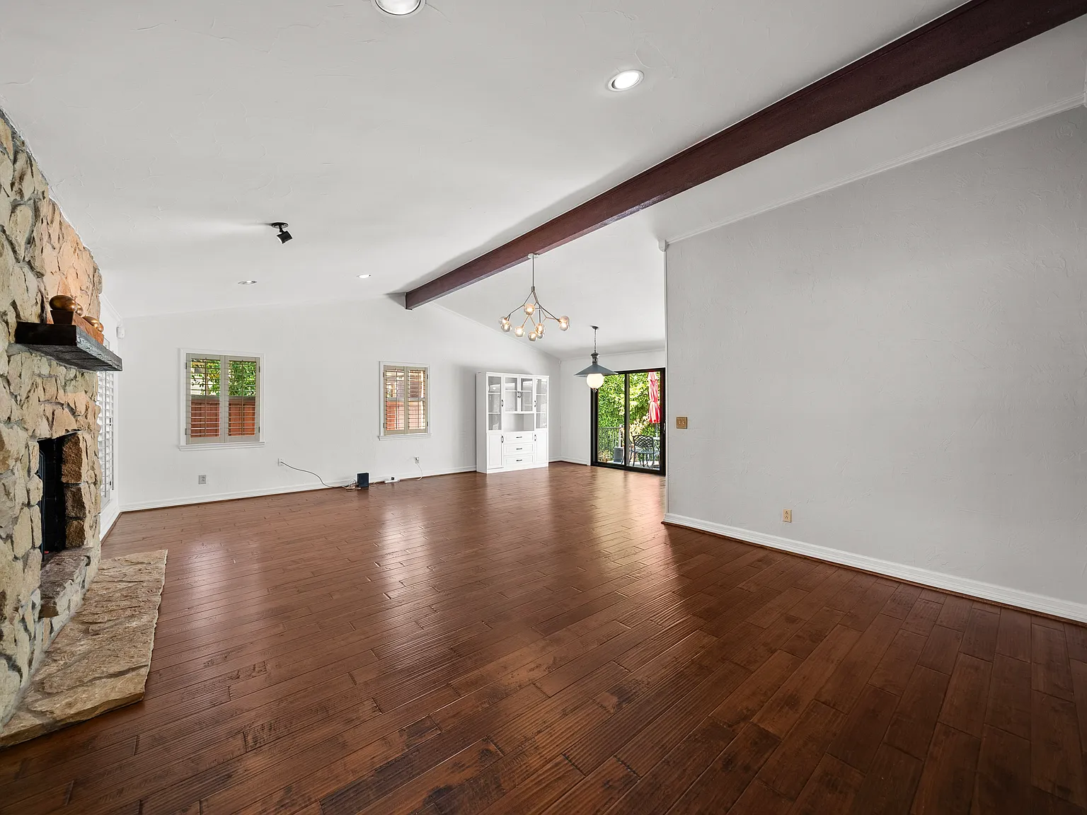 3 bed, 2304 sqft, $3,995 — Photo 4