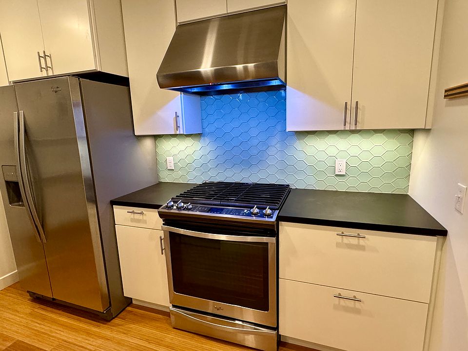 undercabinet lighting and a gourmet rangehood