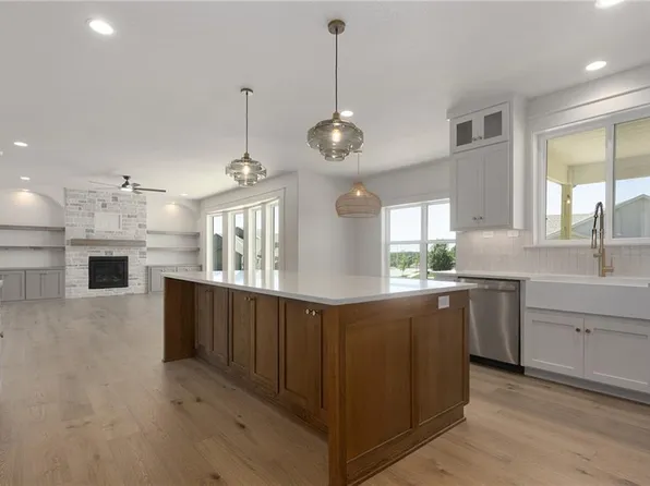 2334 Foxtail Dr, Kearney, MO 64060