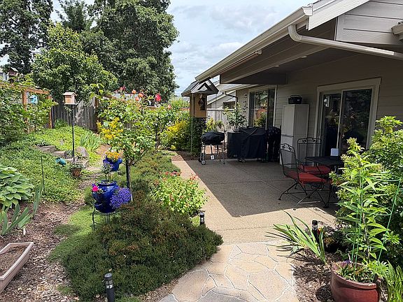5th image of 627 NW Hillcrest Dr