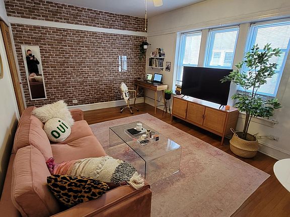 2nd image of 685 W Wrightwood Ave APT 2S