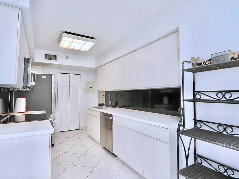 3530 Mystic Pointe Dr #506 — Photo 9
