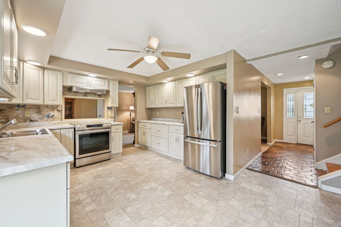 Sherwood Park Dr-S2606-020.jpg