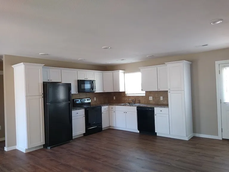 315 W Durst St — Photo 4