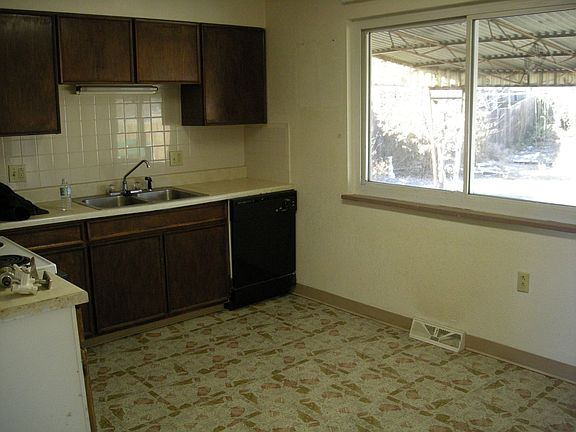 Eat-In Kitchen