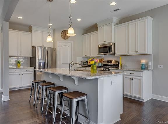 3rd image of 1074 Waterlily Dr