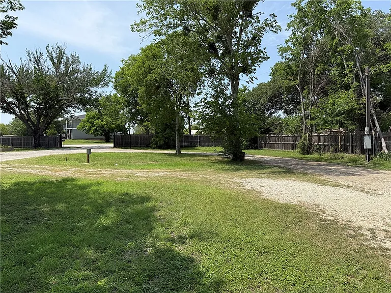 1805 W Highway 21 — Photo 7