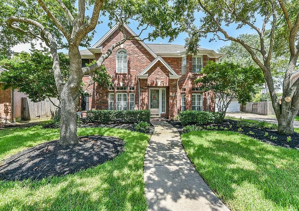 Beautiful Trendmaker home in popular Green Trails!