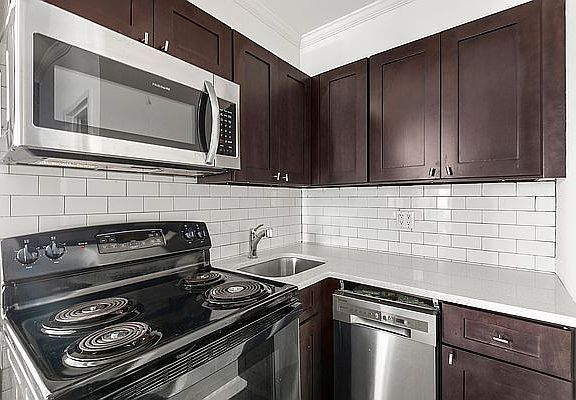 4th image of 230 E 7th St APT 1C