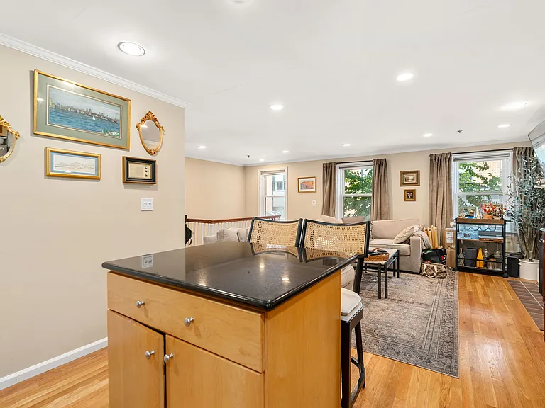 15 Henley St #A — Photo 4