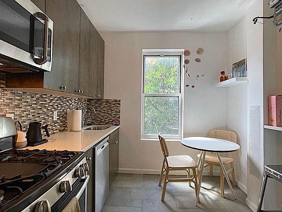 2nd image of 19 Christopher St APT 15
