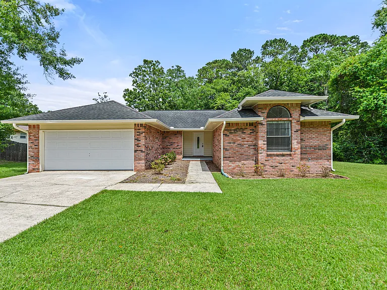 111 Winchester Dr — Photo 1