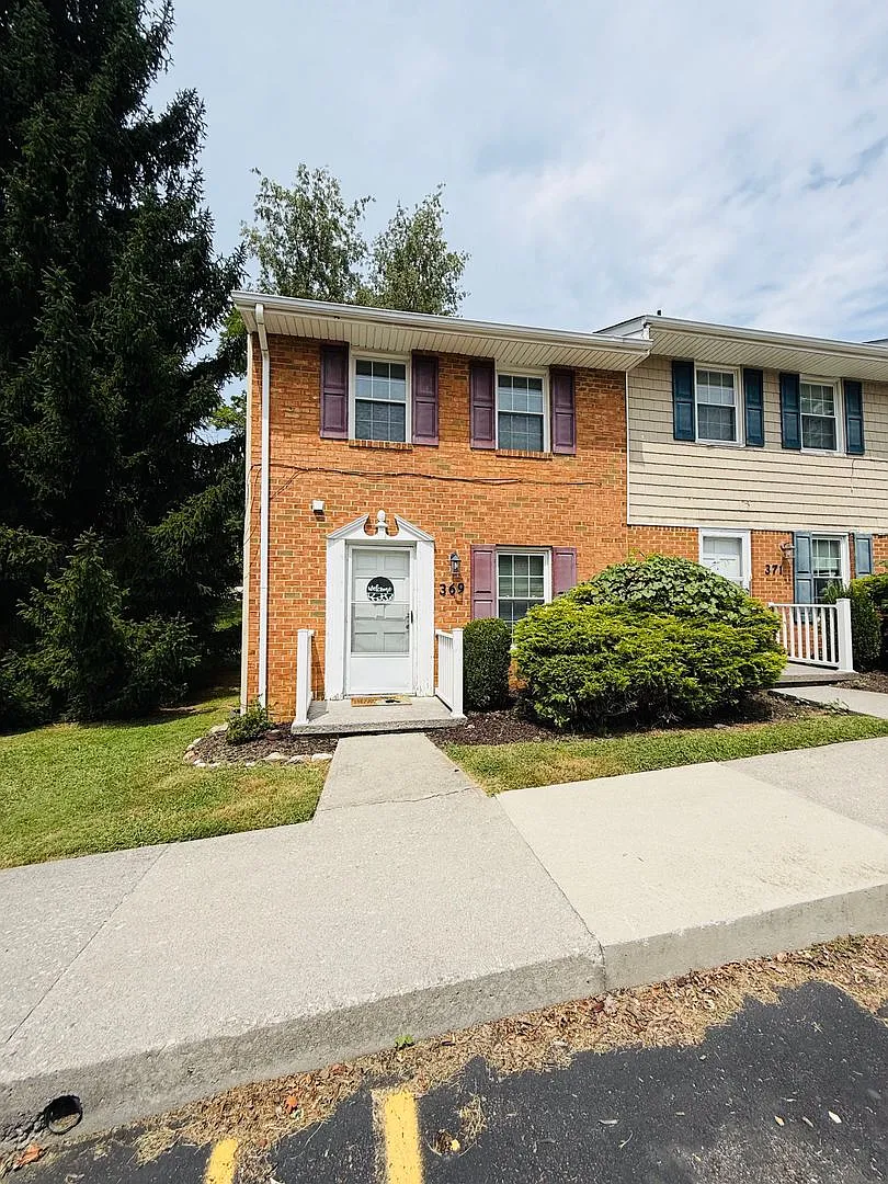 2 Bedroom, 1.5 Bath Townhouse — Photo 1