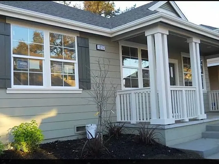 1217 Jennings Ave — Photo 1