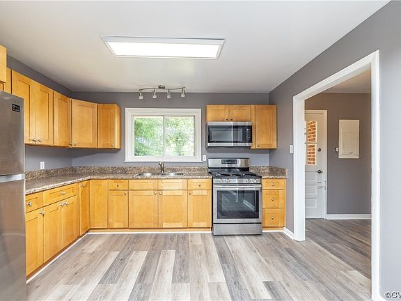 5th image of 305 W Roberts St