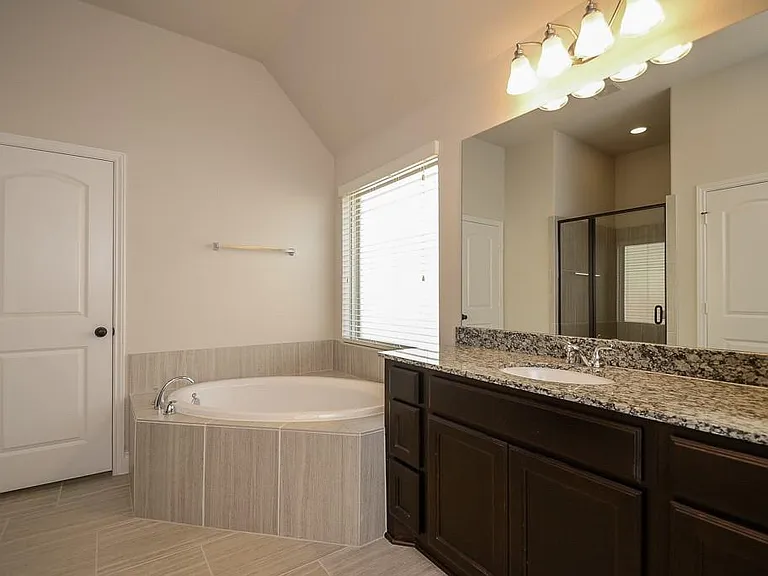 1326 Watercrest Park Ln — Photo 16