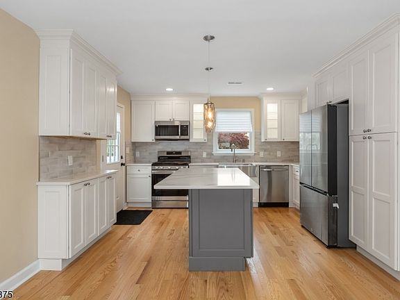 5th image of 2535 Standish Ave