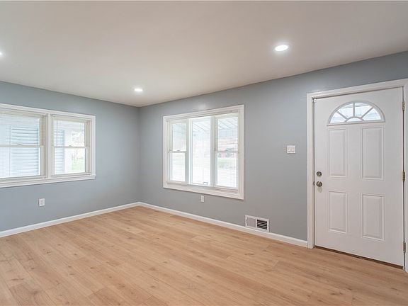 4th image of 127 Carroll St