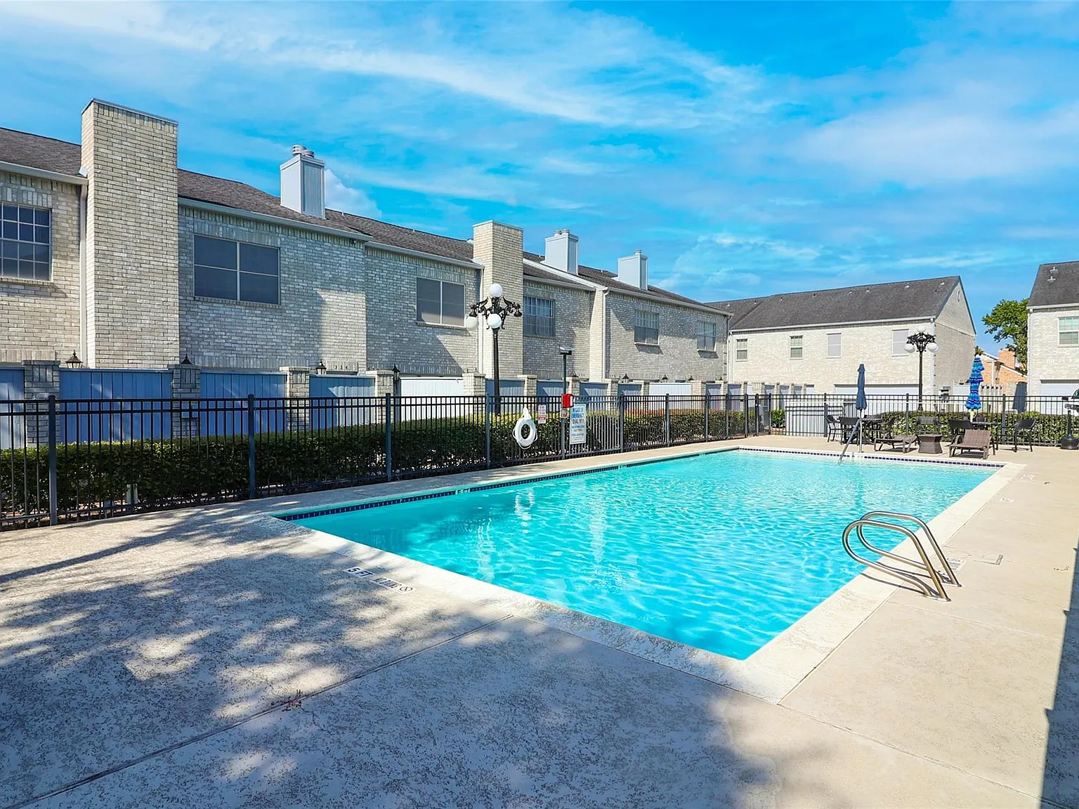 2 bed, 2.5 bath, 1740 sqft, $2,000 — Photo 1