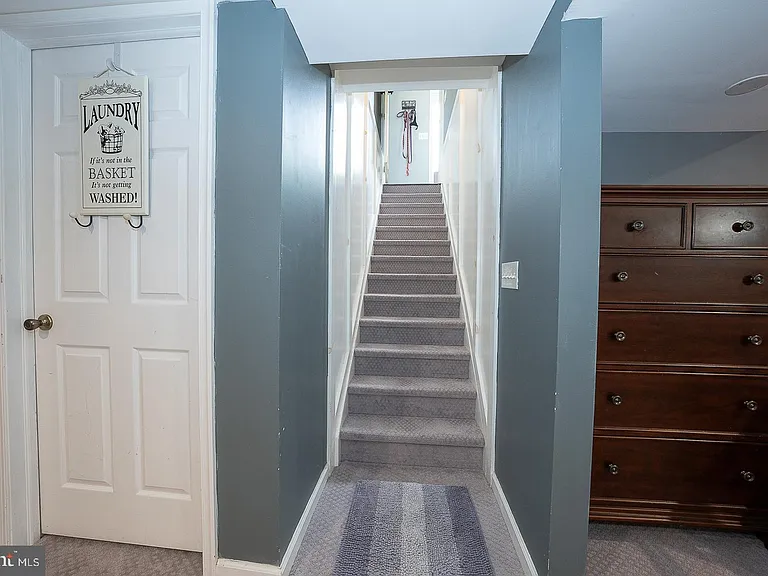 586 Summit St — Photo 30