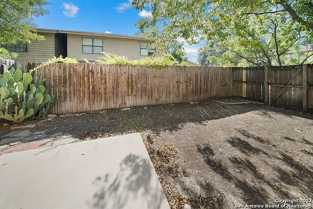206 Bexar Dr — Photo 24