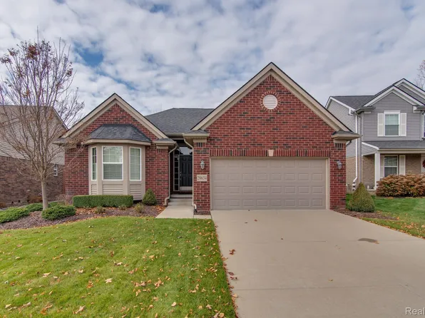 28634 Oakmonte Cir, New Hudson, MI 48165