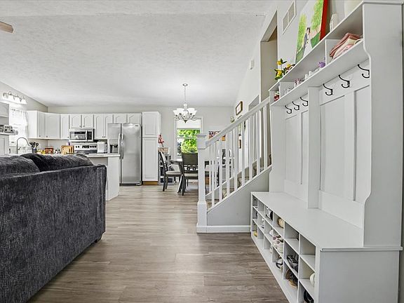 4th image of 718 N Leona Ln