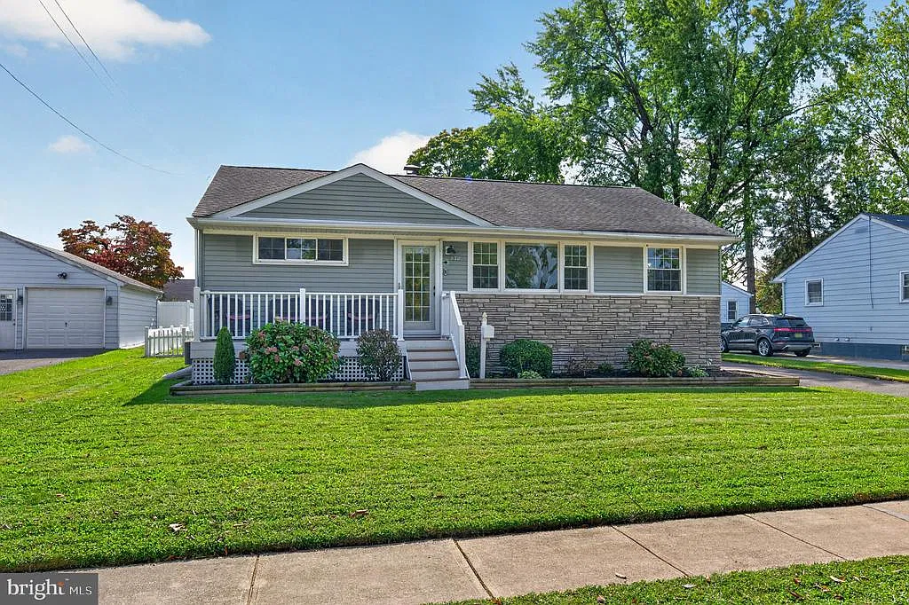 3 bed, 1.5 bath, 1092 sqft, $3,000 — Photo 1