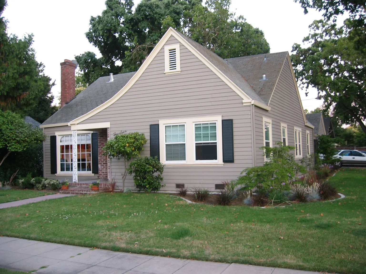 1470 W Elm St photo 1