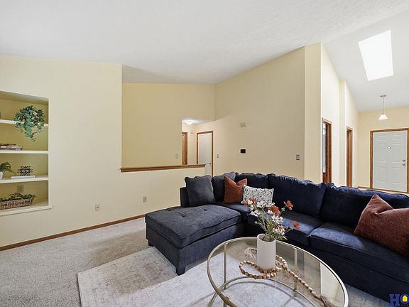 4th image of 6940 Summerset Cir