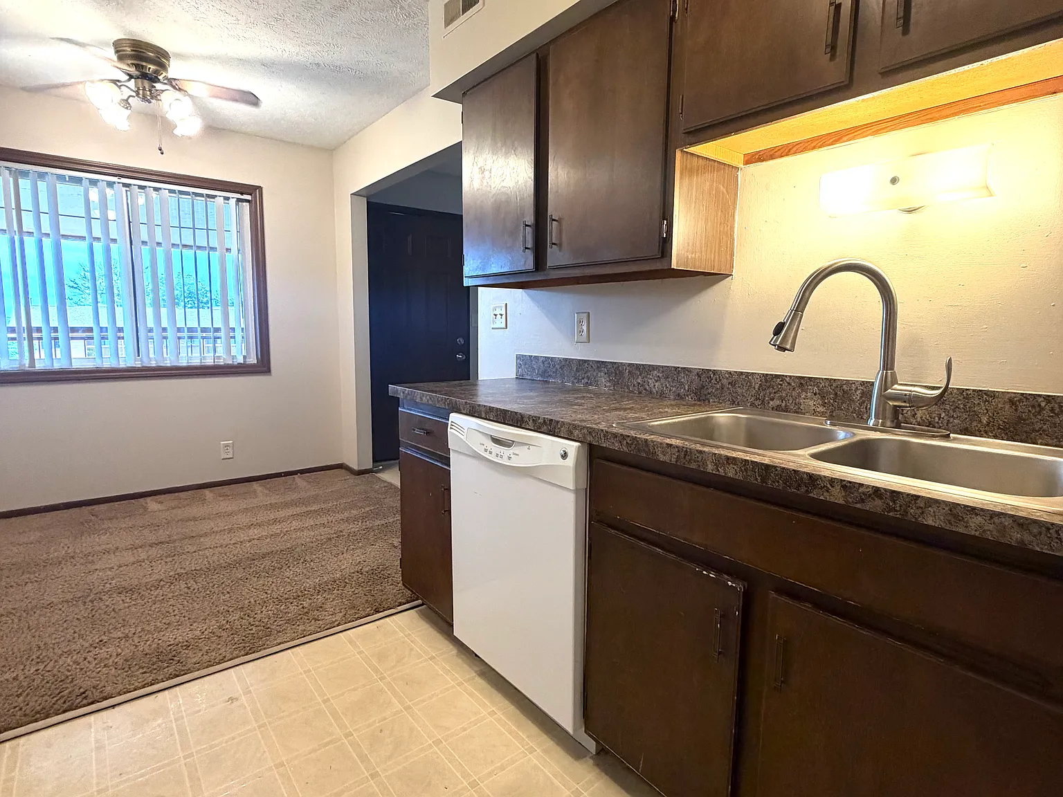 2 bed, 857 sqft, $925 — Photo 3