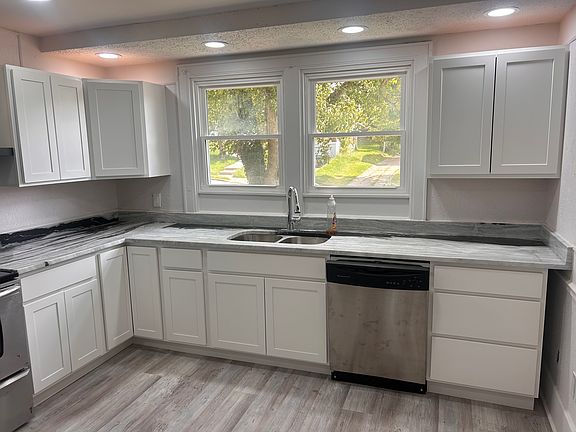 4th image of 2913 Debreck Ave