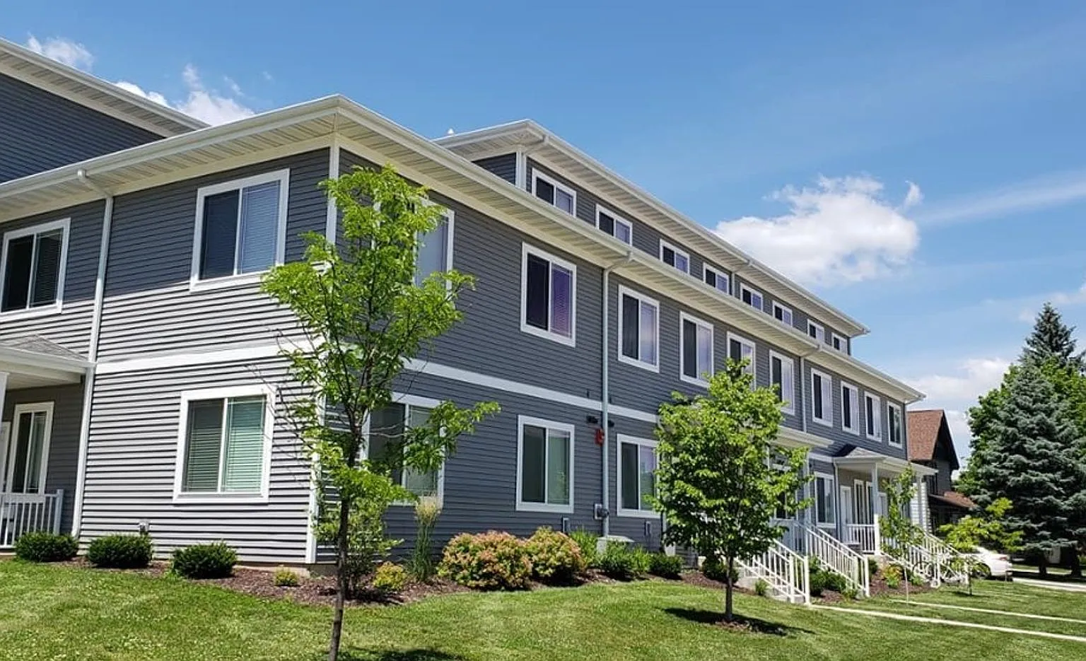 Modern 5 Bed - 2 Bath Townhouse next to UW Whitewater Campus — Photo 1