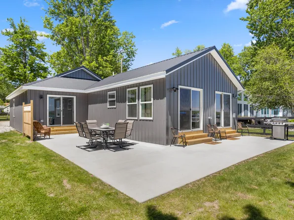 2751 Russell Dr, Wayland, MI 49348